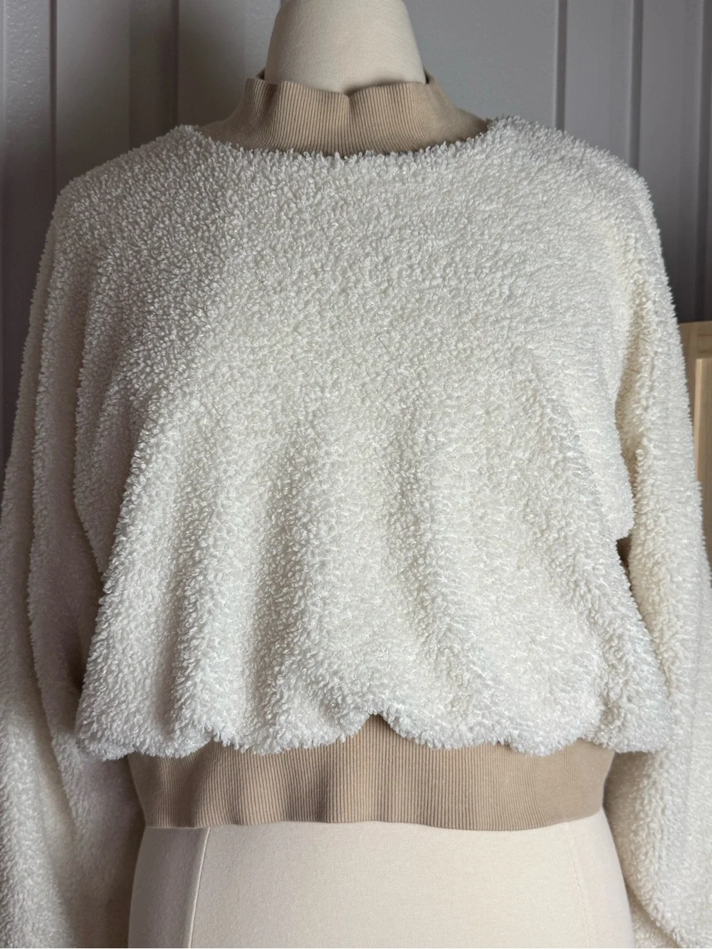 Fabletics Sherpa Cropped Pullover Cream Beige Cozy‎ Sweatshirt Large Minimalist - Picture 3 of 10